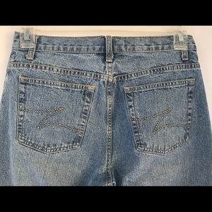 Zena high rise straight cut 5 pocket light wash blue jeans. Size 8 30x31.5